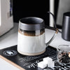 Kaffeetasse mit Henkel, Milchfrühstück, kreatives Heimbüro